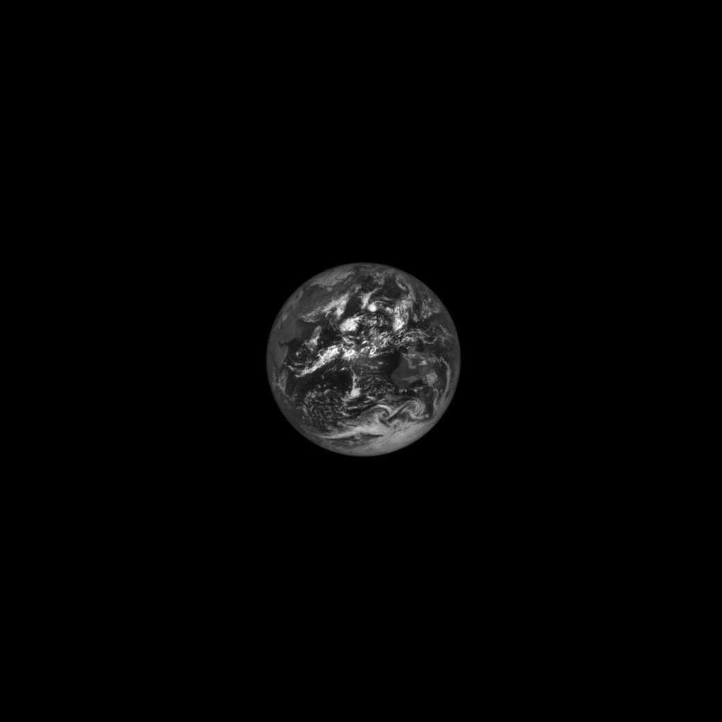 NASA Lucy probe shows what the Earth and Moon look like from a distance of 1.4 million kilometers: impressive photos