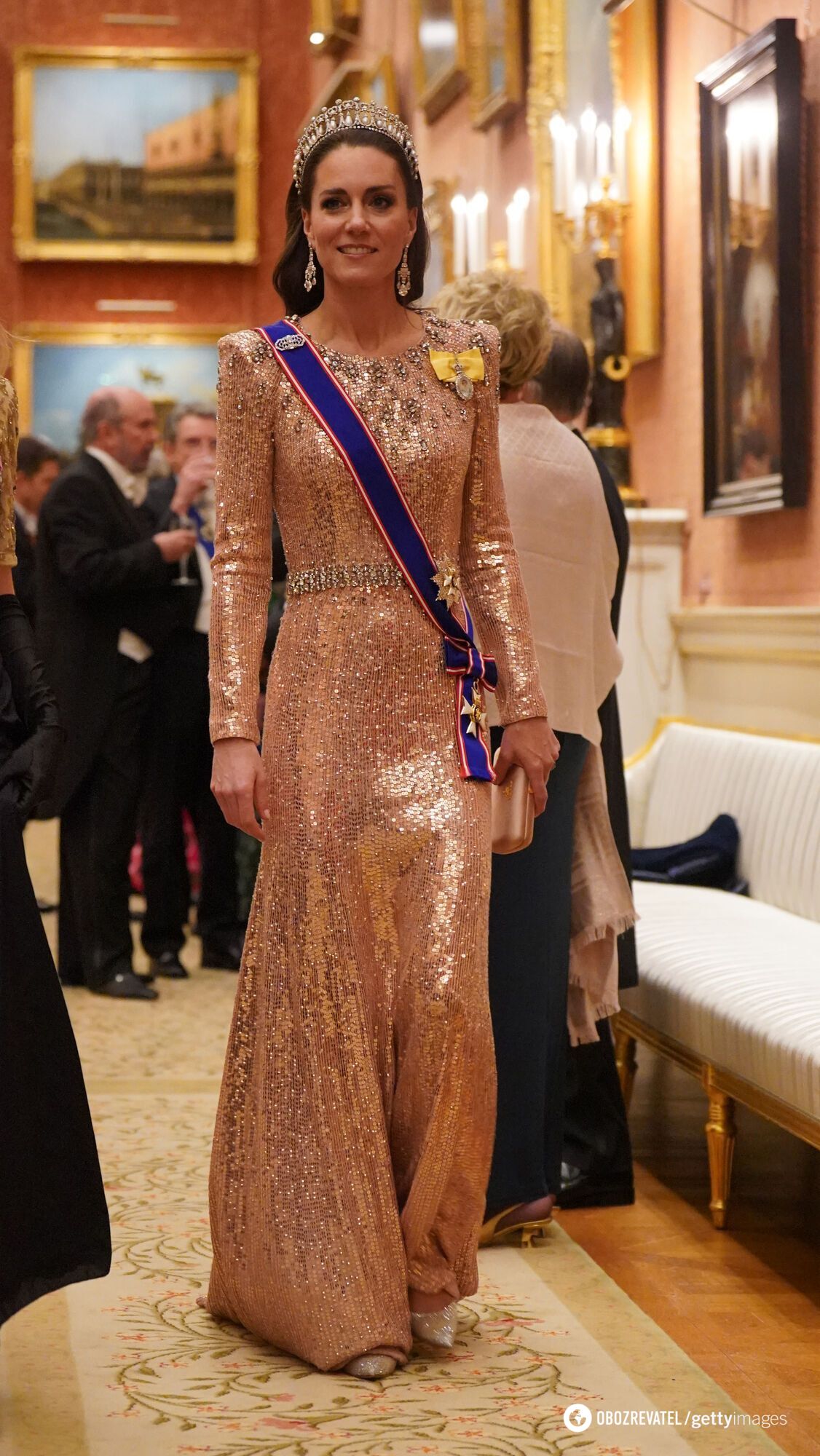 Kate Middleton założyła ''sukienkę zemsty'' na przyjęcie dyplomatyczne i przekazała gościom ''pozdrowienia'' od księżnej Diany