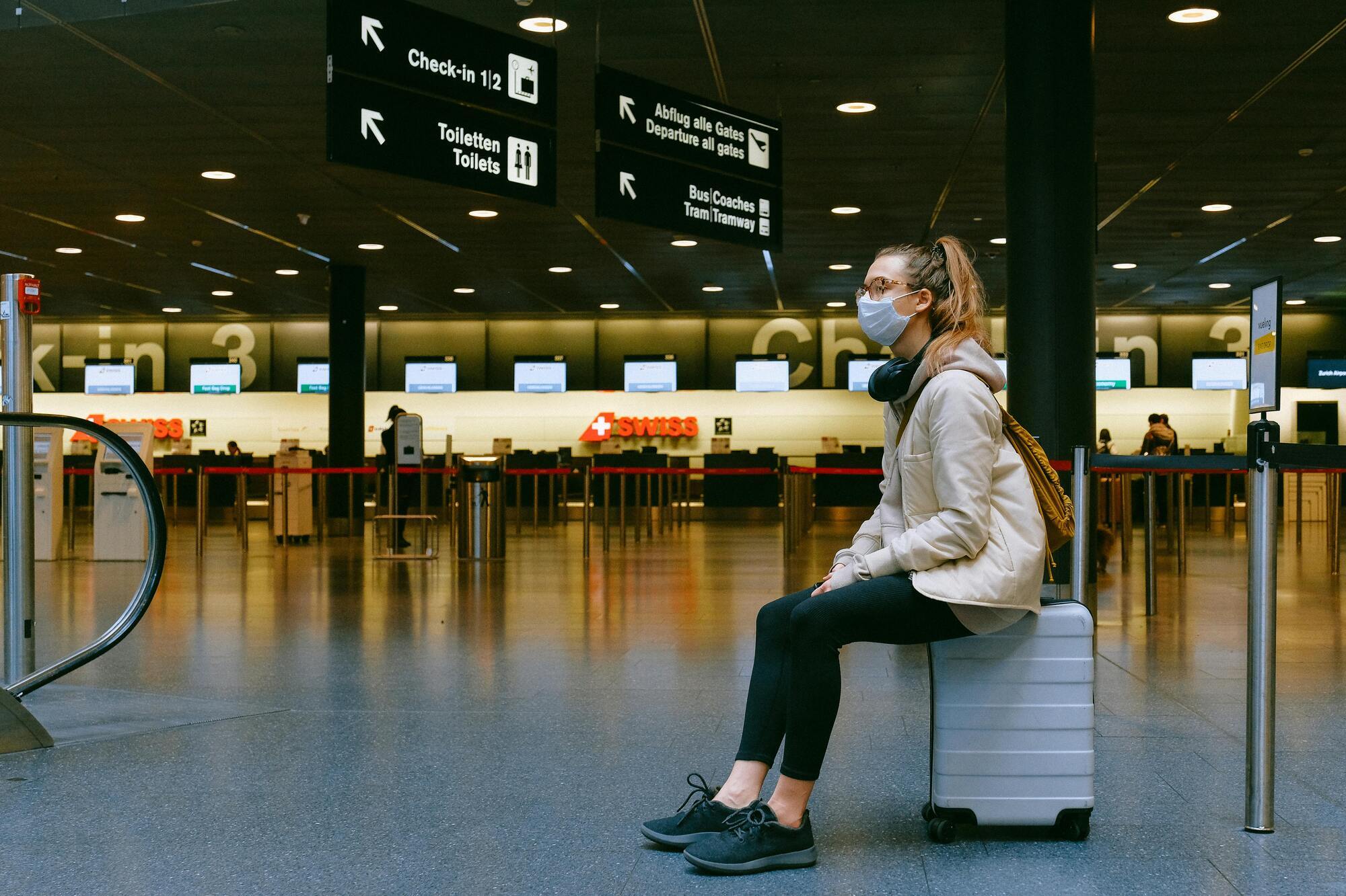 Tylko toaleta i koc: rosyjska turystka, która złamała zasady, została zatrzymana na lotnisku w Warszawie