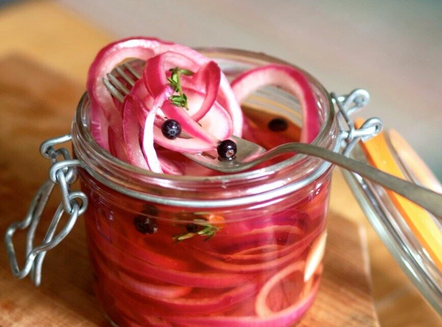 Pickled onions with vinegar