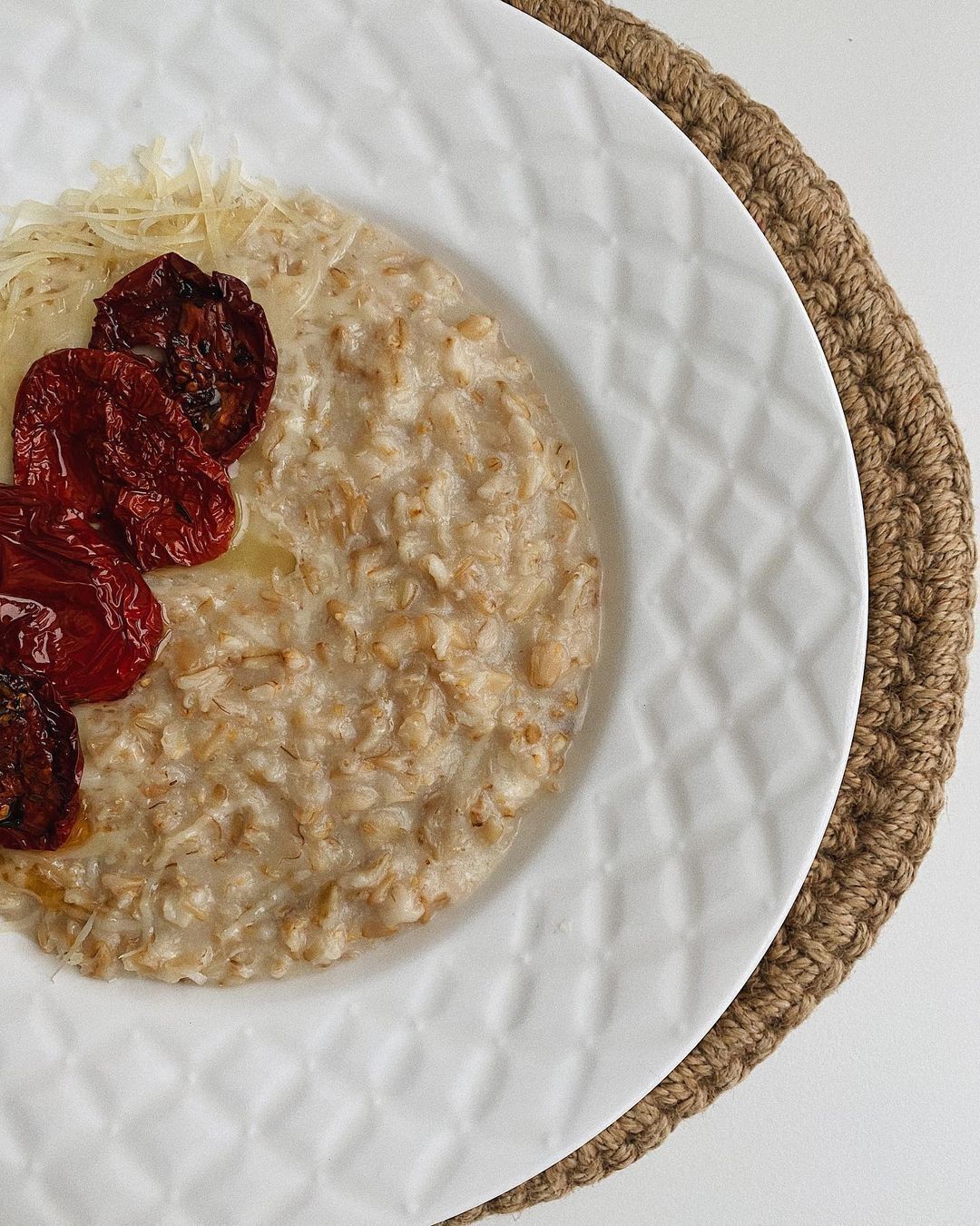 Oatmeal with sun-dried tomatoes