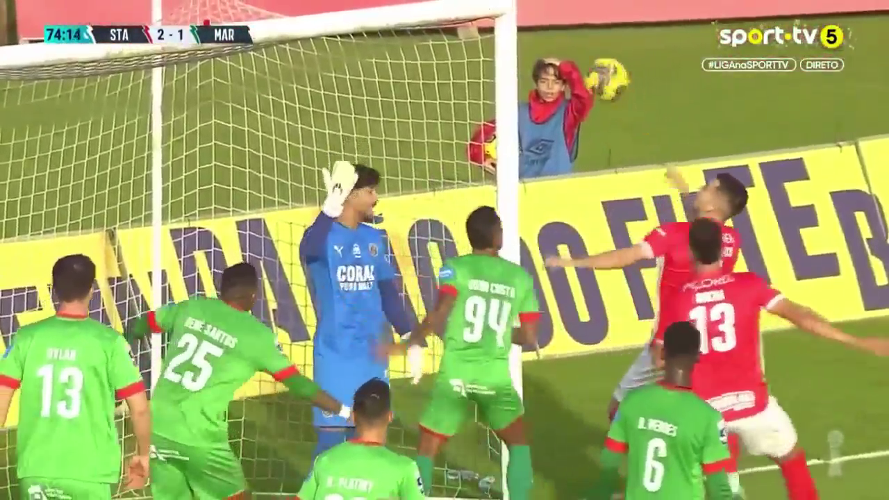 Goalkeeper misses ''the most ridiculous goal of the decade'' in the Portuguese championship. Video