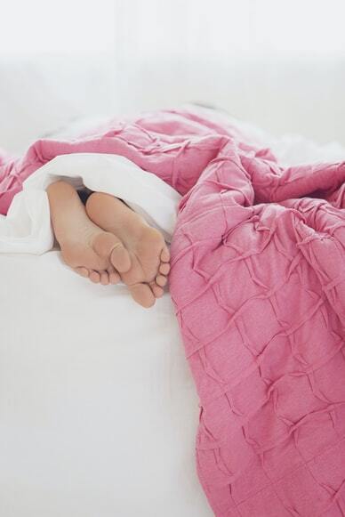 How to quickly warm up in bed during the cold season: there is only one secret