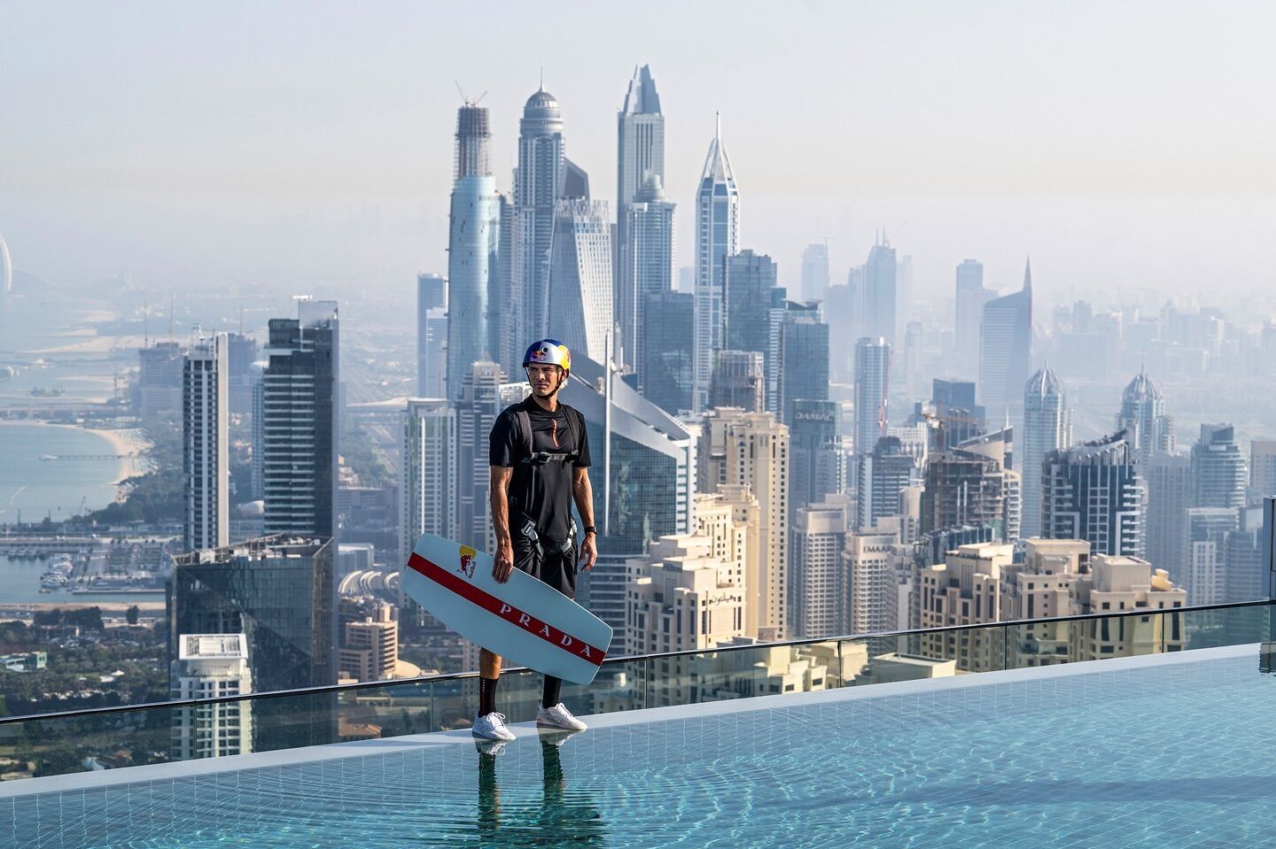 For the first time in history. The world champion performed a unique stunt by jumping out of a swimming pool on the 77th floor