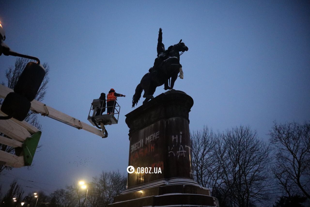 Monument to Mykola Shchors was dismantled in Kyiv: what will happen to it? Photo