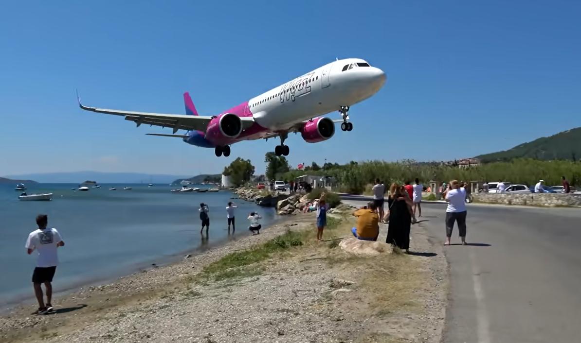 Tourists on the Greek island of Skiathos watched an unusual landing