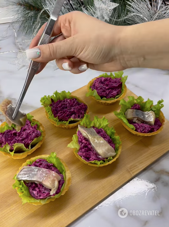 Tartlets with herring and beets