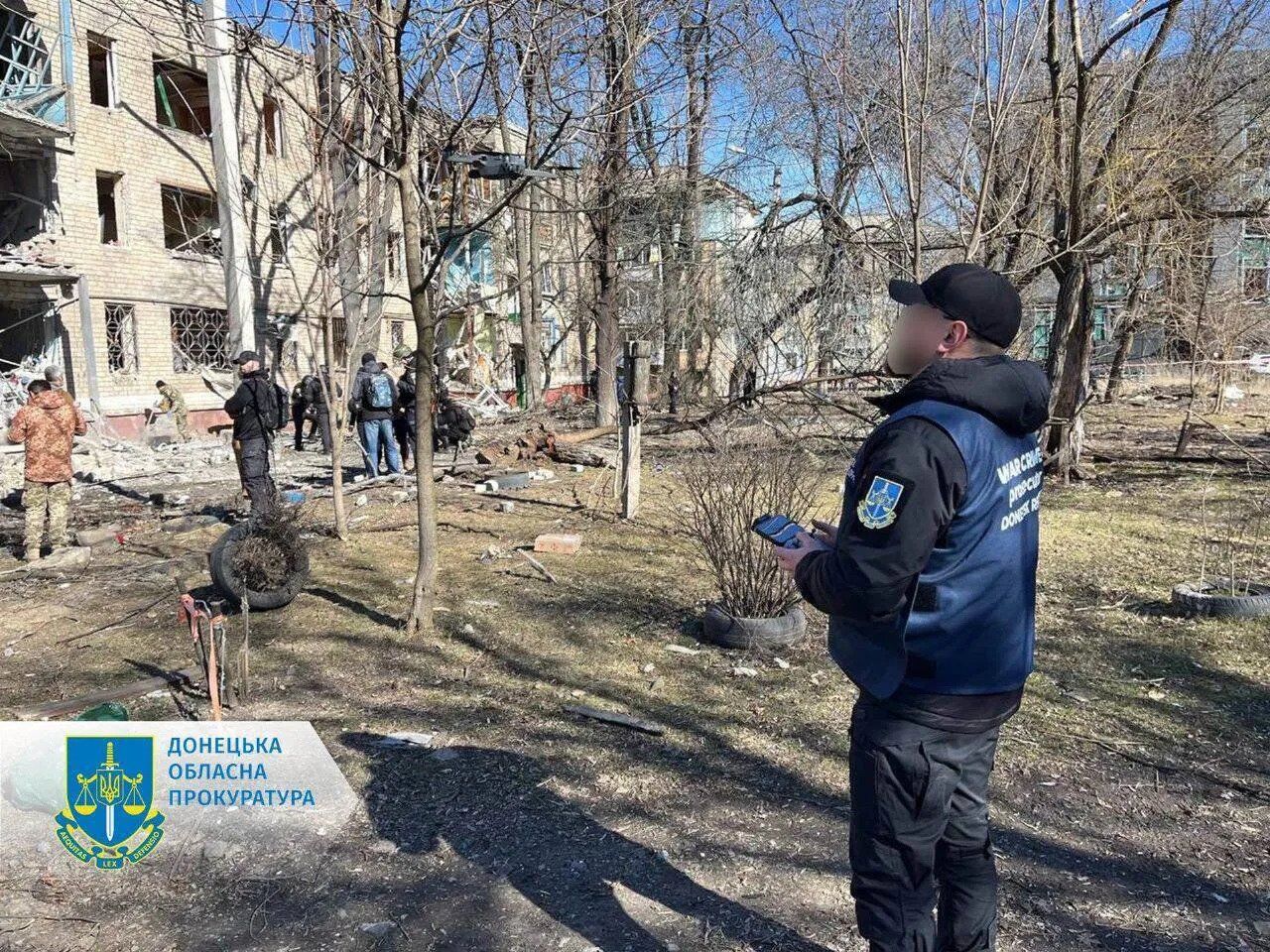 Russian occupiers struck the center of Kramatorsk, damaging houses: one person was killed and one wounded. Photos and videos