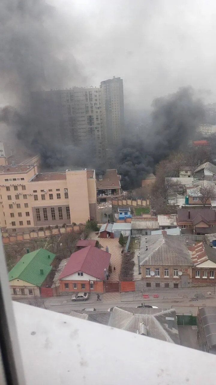 The FSB Border Service building caught fire in Rostov-on-Don, black smoke rises. Video.