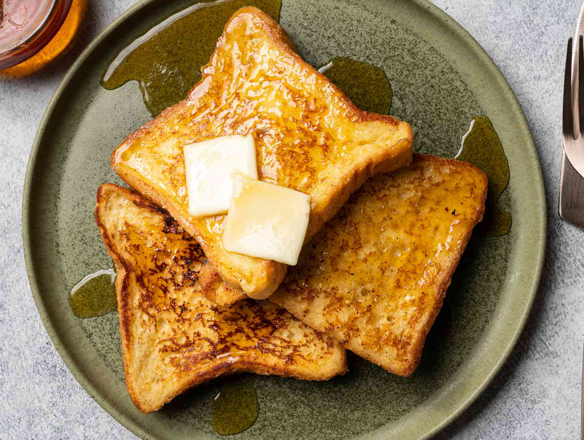 How to make hot toast in a new way: a delicious idea for breakfast