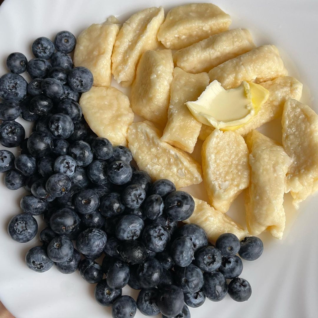 Lazy dumplings with berries and butter