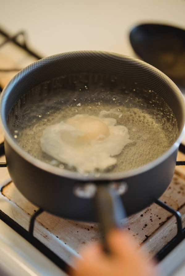 How to boil a poached egg for breakfast