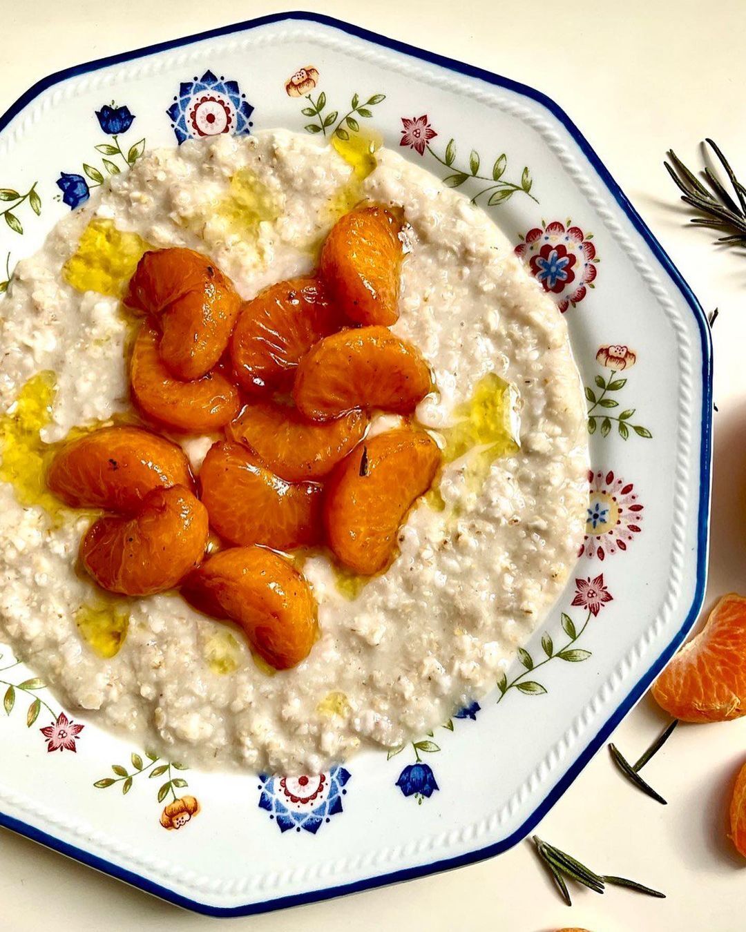 Prepared oatmeal with tangerines