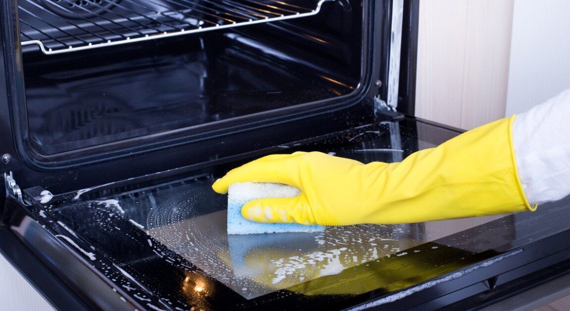 How to quickly clean an oven with a soapy solution of vinegar and baking soda