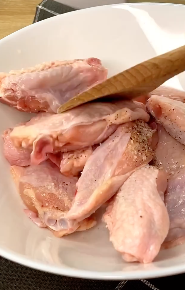 Chicken wings with spices