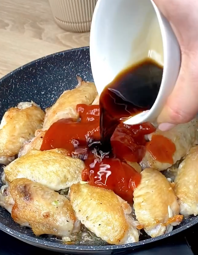 Chicken wings with sauce