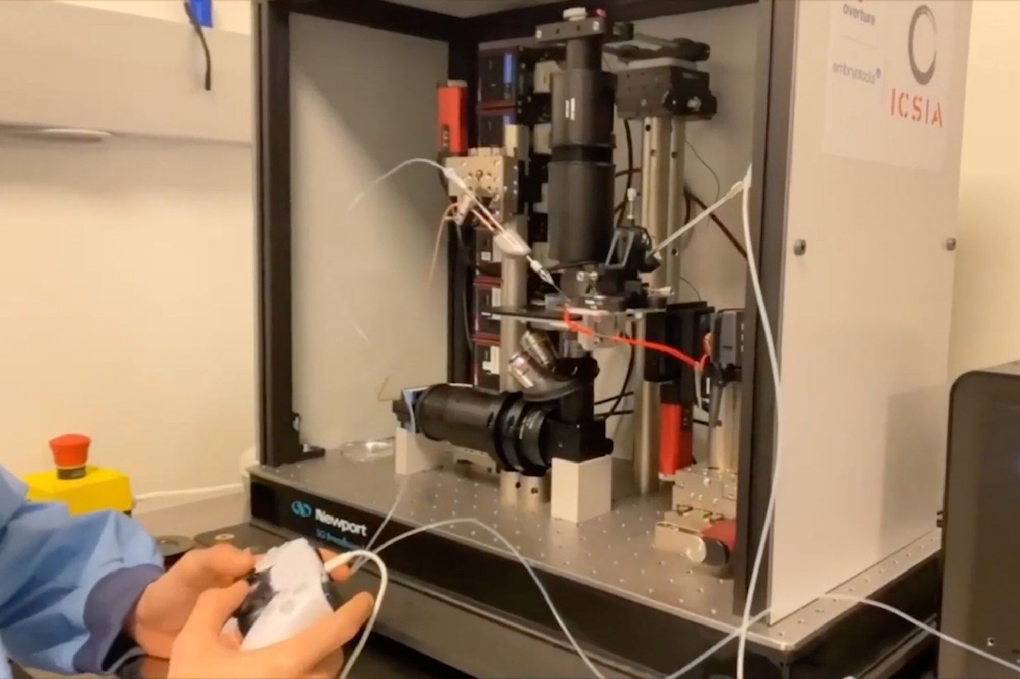 Zapłodnienie komórki jajowej przy użyciu robota sterowanego kontrolerem DualSense.