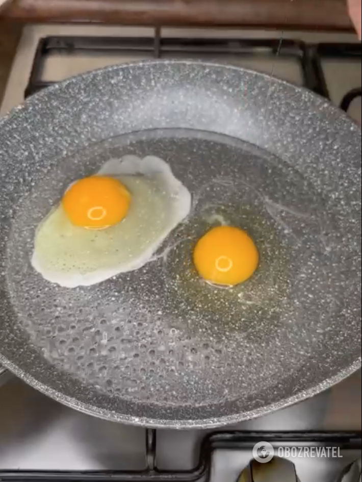 How to properly cook eggs with water
