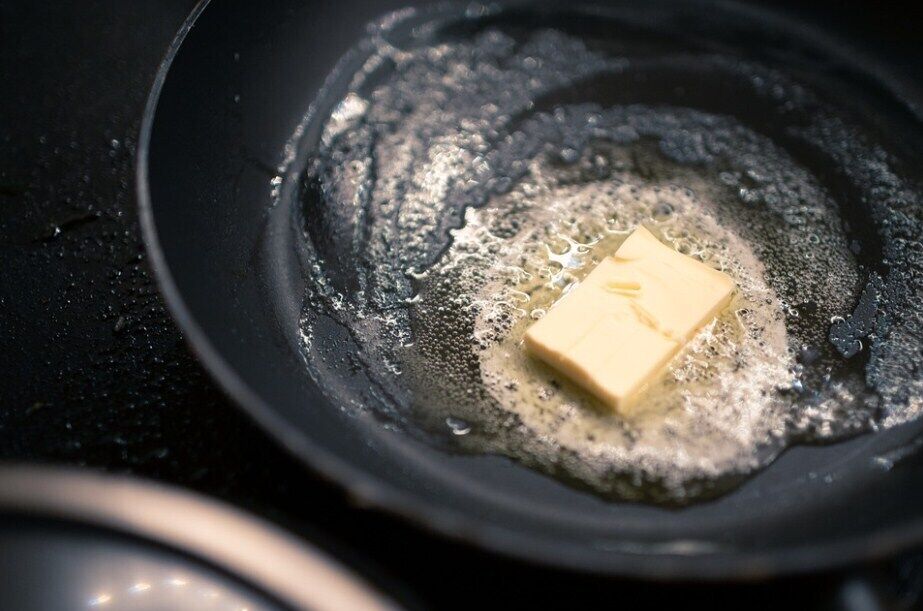 How to test butter in a frying pan