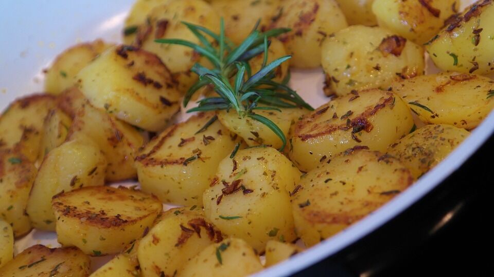 Baked young potatoes