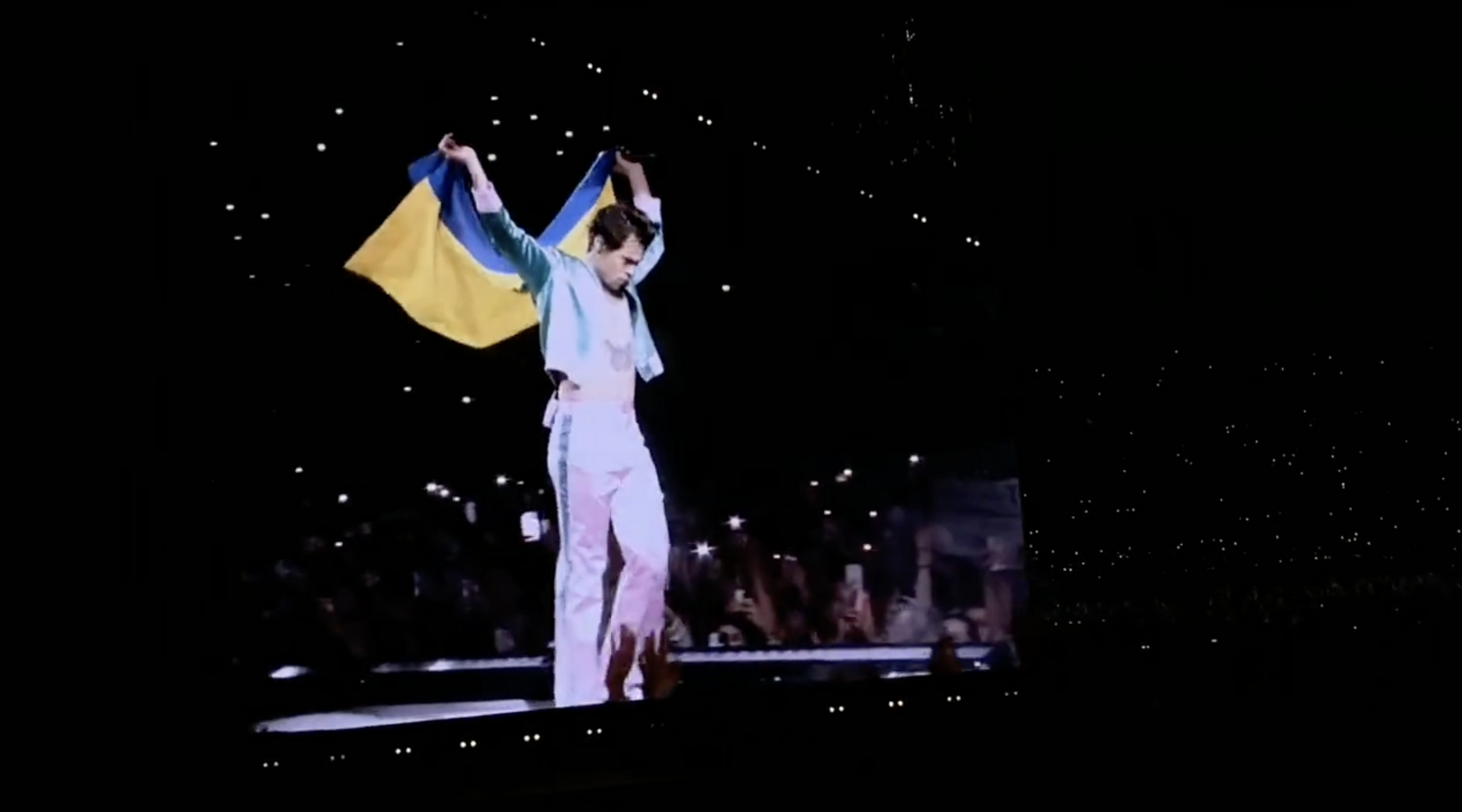 Harry Styles podniósł ukraińską flagę na scenie: sala ''eksplodowała'' oklaskami i okrzykami