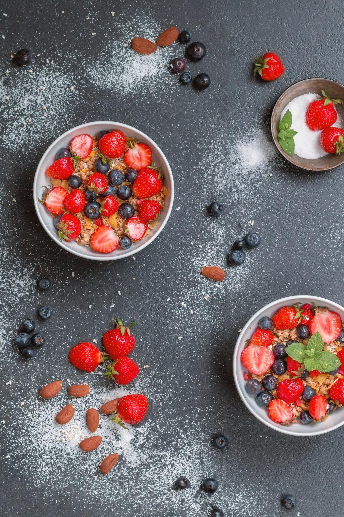 How to make a delicious dessert out of berries and muesli