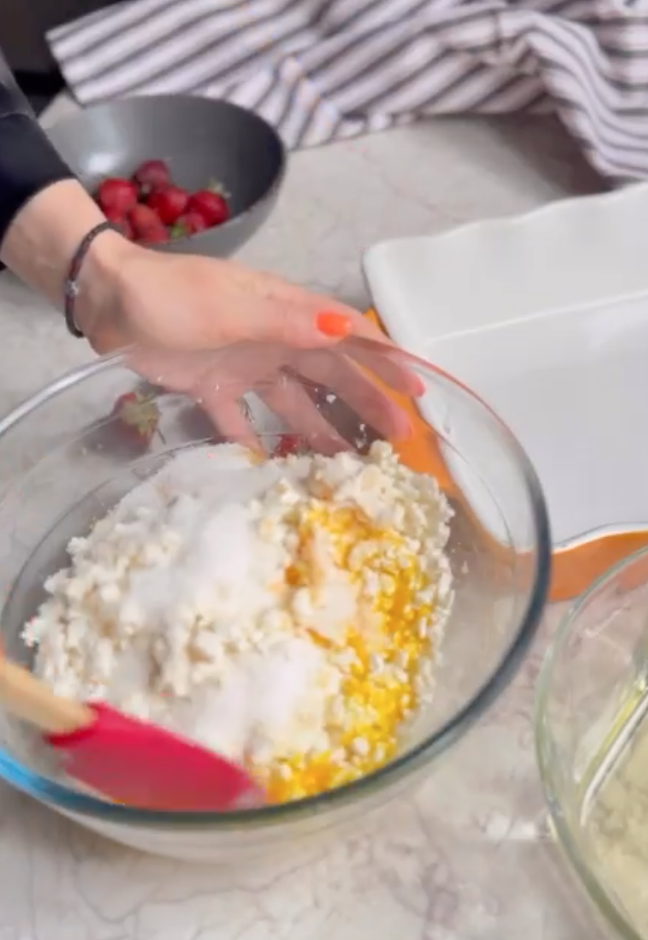 Łatwa zapiekanka twarogowa bez mąki: co dodać do ciasta
