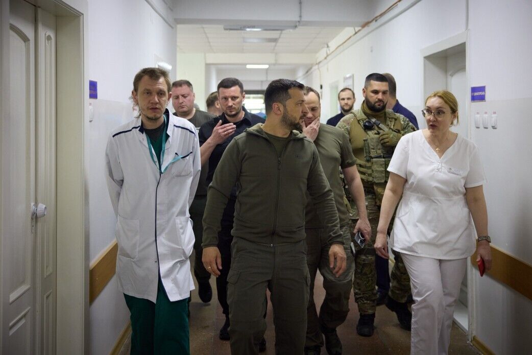 President of Ukraine in the hospital corridor