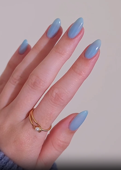 Jagodowe mleczne paznokcie: nowy trend w manicure podbił TikTok i zachwycił fashionistki na całym świecie. Zdjęcie