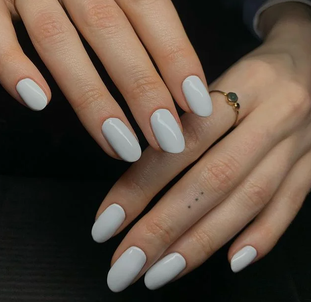 Jagodowe mleczne paznokcie: nowy trend w manicure podbił TikTok i zachwycił fashionistki na całym świecie. Zdjęcie
