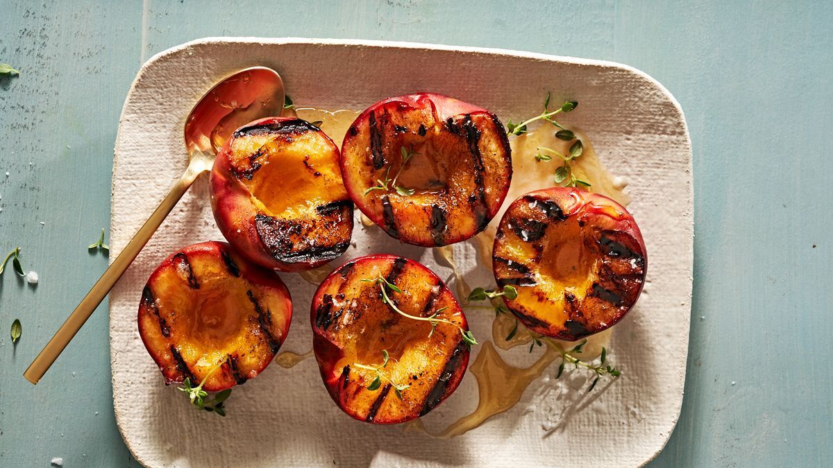 Grilled peaches in honey marinade