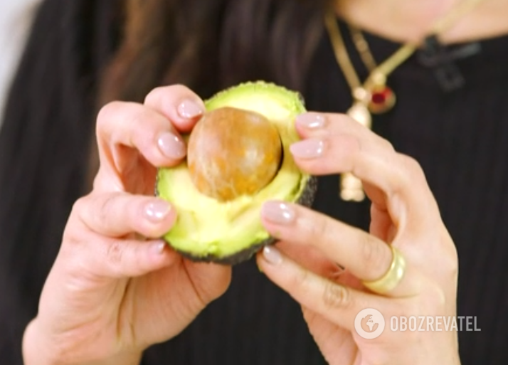 How to peel an avocado correctly to keep the flesh intact: sharing a simple hack