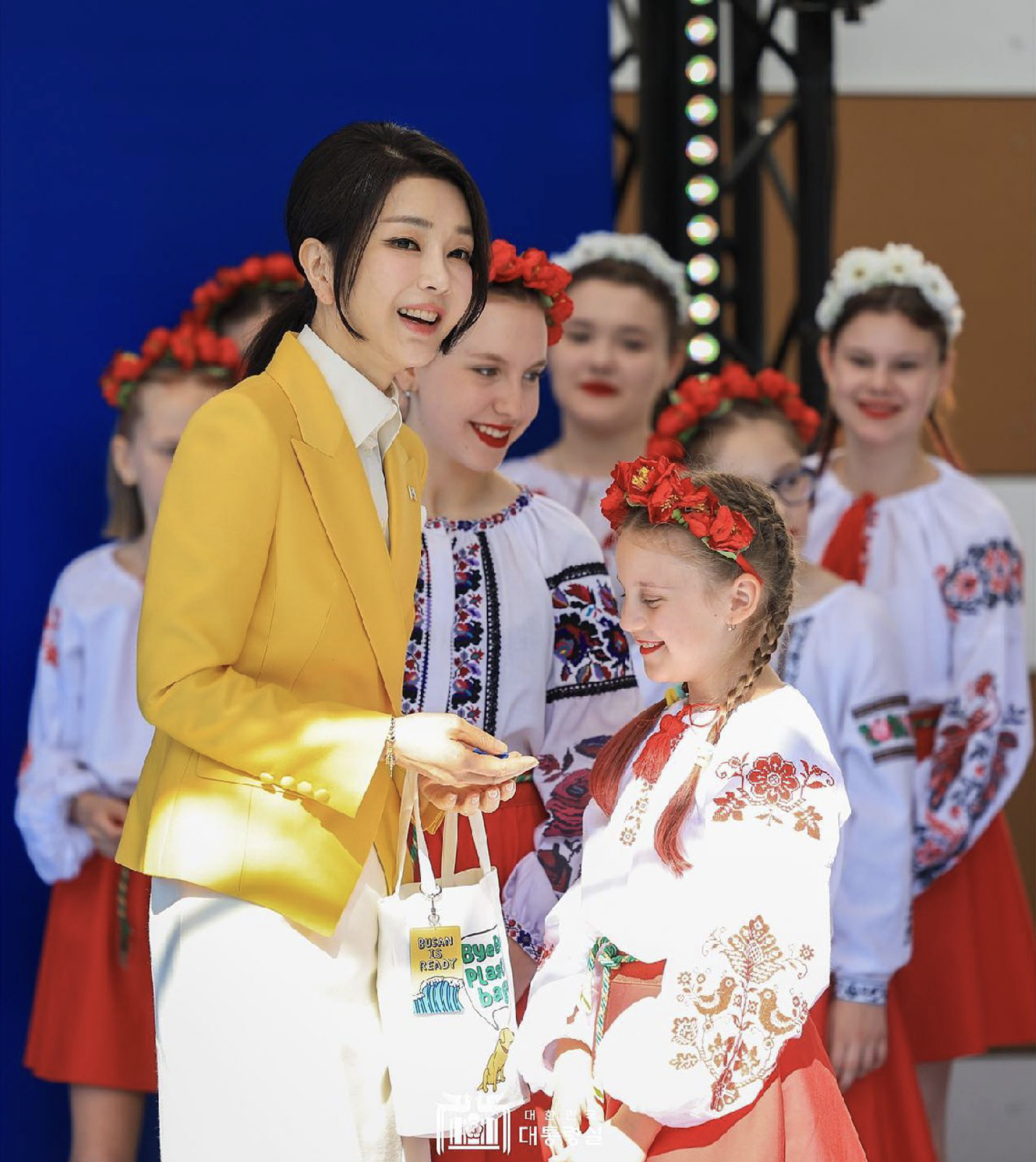 ''So beautiful. Wow'': 50-year-old first lady of the Republic of Korea impresses with her appearance during a historic visit to Ukraine