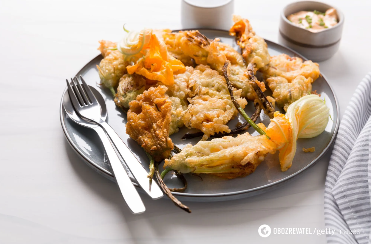 Baked zucchini flowers in the oven
