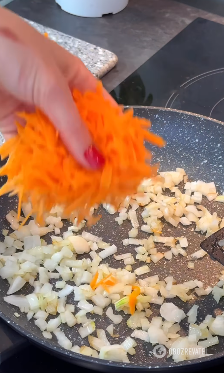 Delicious zucchini in a pan in sauce: very quick to prepare