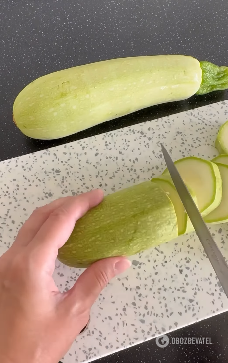 How to cook zucchini circles with cheese: simple summer appetizer