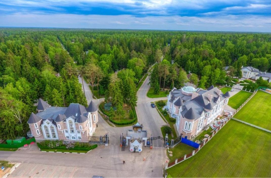 In the Moscow region, the occupier seized an elite house where Yanukovych used to live. Photo
