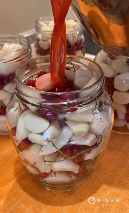 Pickled garlic in red currants for the winter: how to prepare a snack