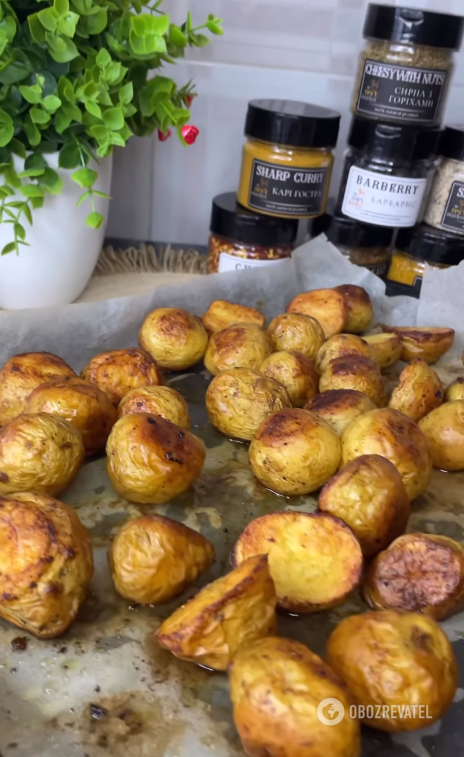 How to cook fragrant young potatoes with a crust: bake in the oven