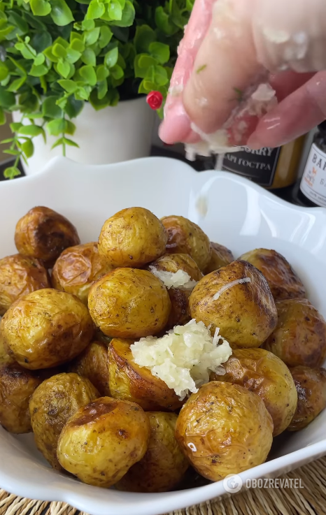 How to cook fragrant young potatoes with a crust: bake in the oven