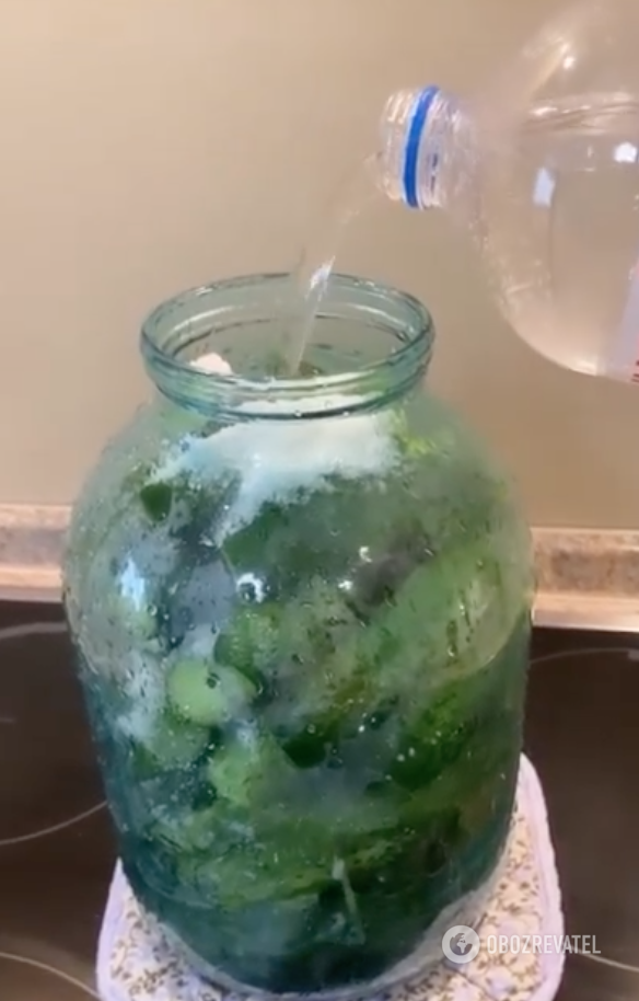 Cooking cucumbers with mineral water