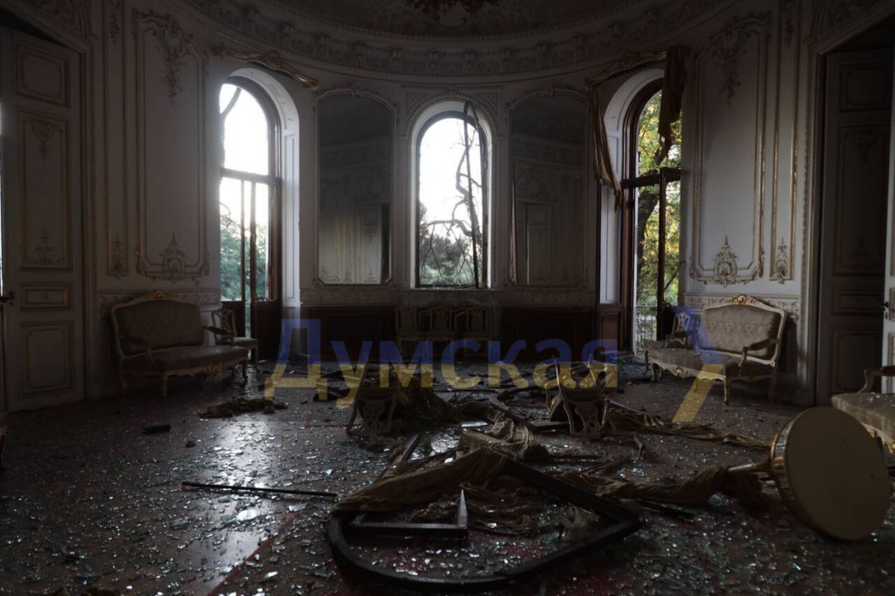 Old stained-glass windows smashed, furniture damaged: photos and video of the House of Scientists in Odessa after a night flight