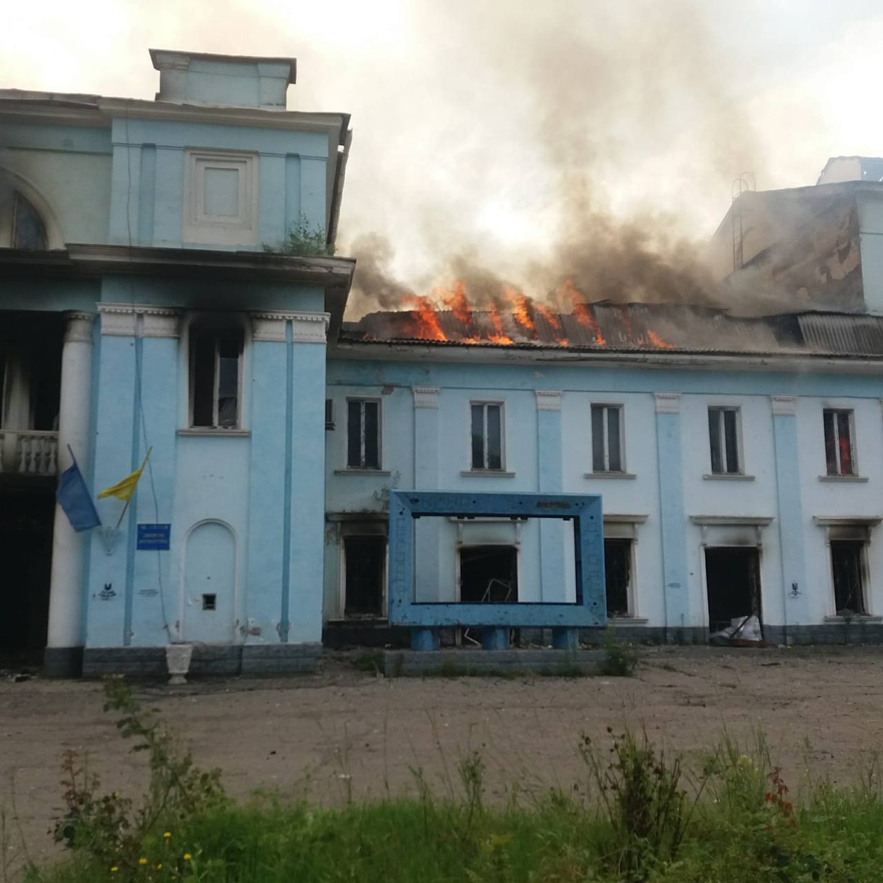 Russia attacked with cluster shells the Palace of Culture in Chasiv Yar: the building burned down. Photo