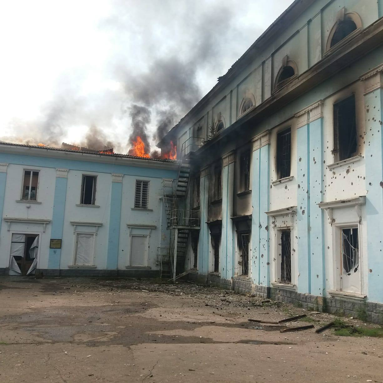 Rosja zaatakowała pociskami kasetowymi Pałac Kultury w Chasiw Jarze: budynek spłonął. Zdjęcie