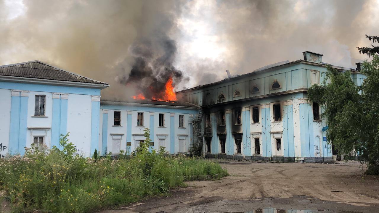 Rosja zaatakowała pociskami kasetowymi Pałac Kultury w Chasiw Jarze: budynek spłonął. Zdjęcie