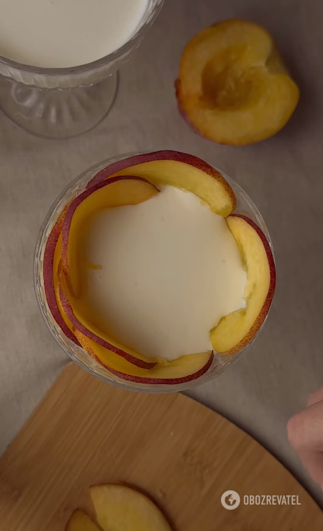 Elementary dessert with peaches without baking in a glass: freezes in the refrigerator