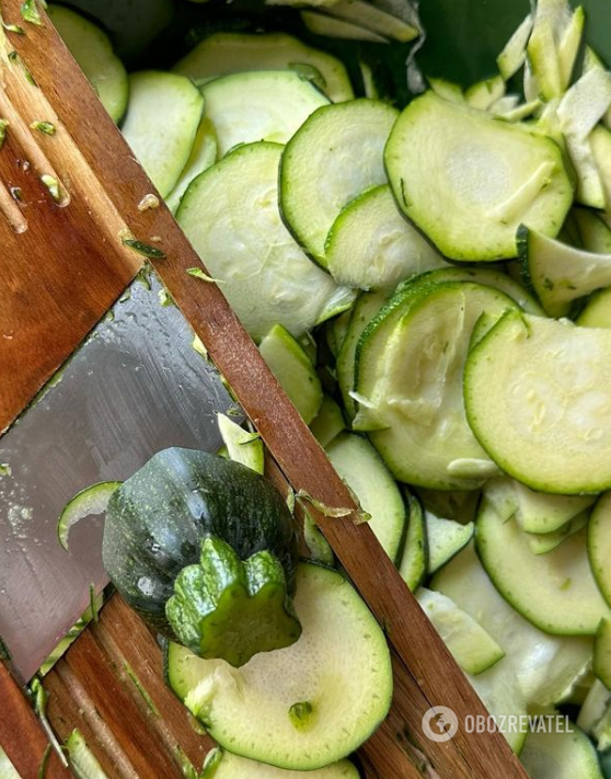 Quick pickled zucchini with garlic and honey: can be eaten immediately