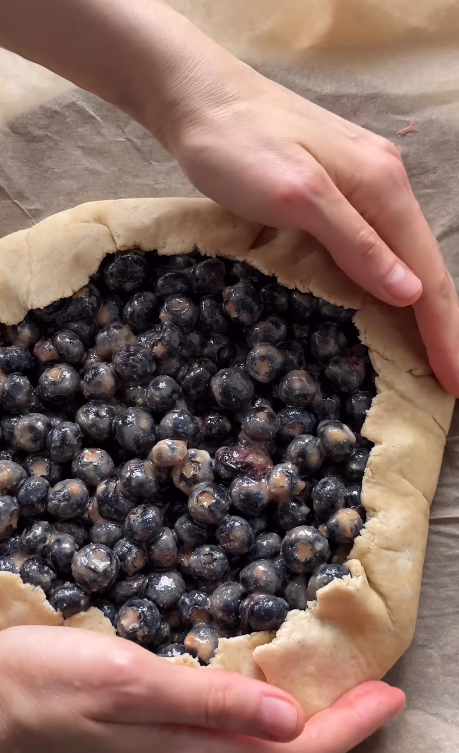 Crispy galette with blueberries and brie cheese: sharing a seasonal dessert recipe