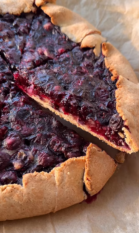 Crispy galette with blueberries and brie cheese: sharing a seasonal dessert recipe