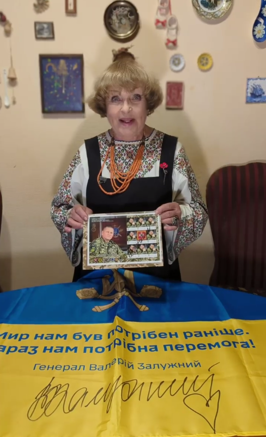 Zaluzhnyi presented Ada Rogovtseva with an autographed flag and a cap. Video